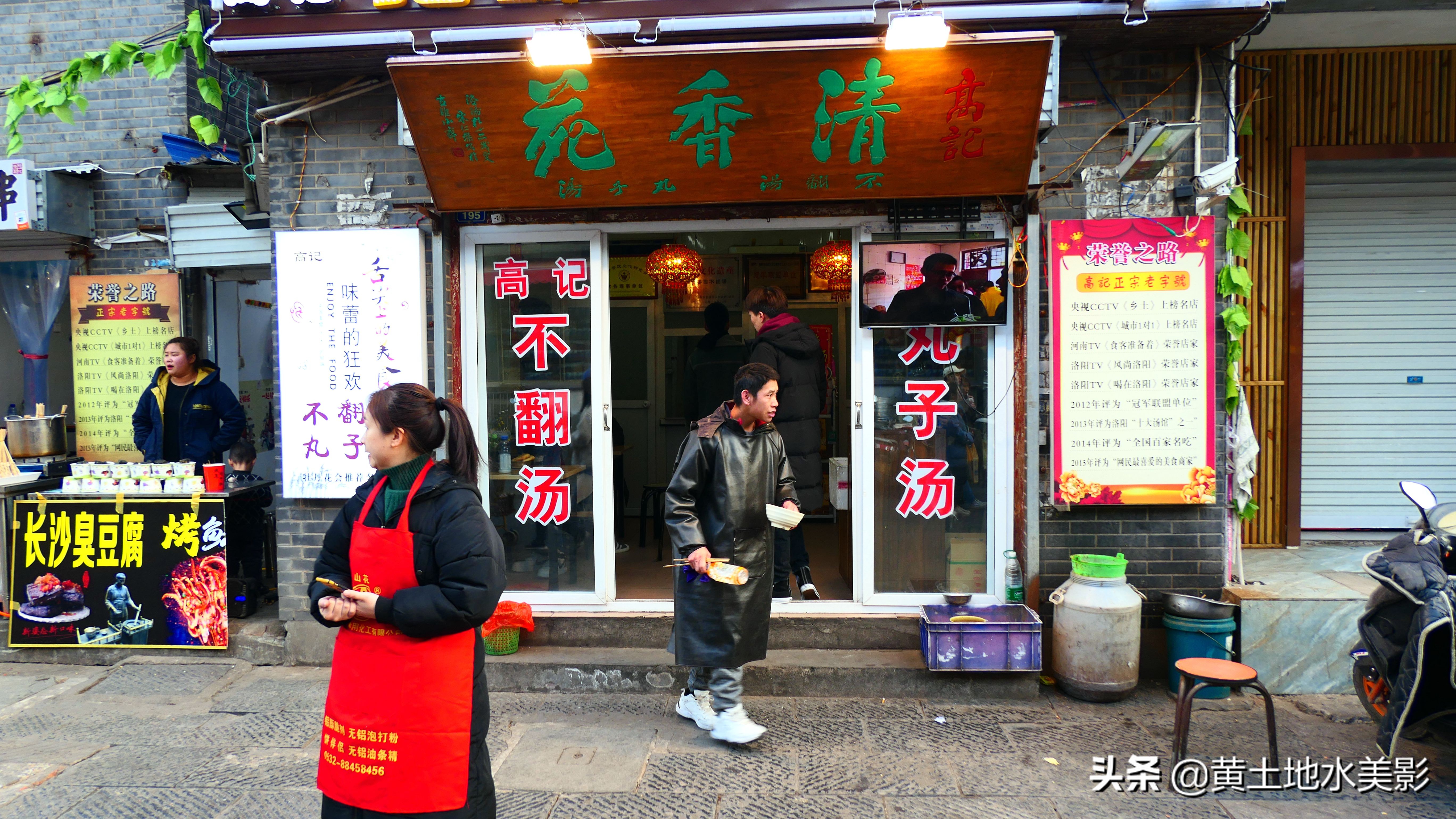 一群鸽子绕鼓楼盘旋,一家老外吃在洛阳,漫步在洛阳老城的街上