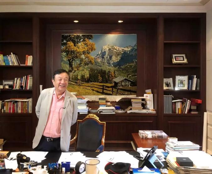 任正非办公桌上艰苦奋斗的杯子,任正非办公桌放的本书名字叫什么