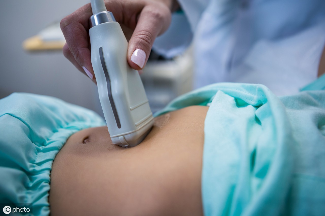 怀孕35天出血但是b超看不到怎么办,尿检血检都显示怀孕了b超看不到