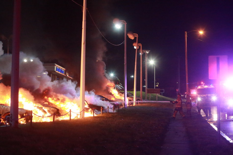 美著名富人区遭冲击，*威示**者首进白宫，*美亲**者英加也开始遭遇波及
