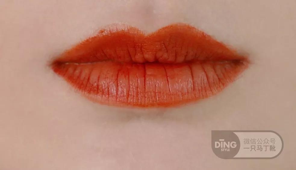 为什么有的人涂红色口红不好看,为什么有人涂口红显老气