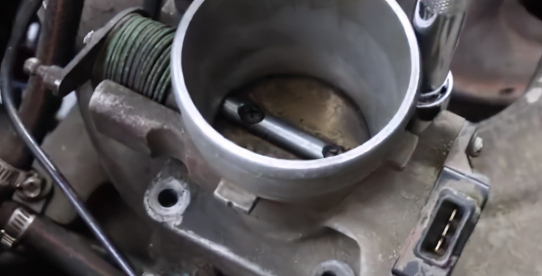 洗过节气门后怠速不稳是怎么回事,清洗气门积碳后怠速不稳