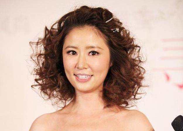 大额头女40岁适合烫什么发型,适合四十岁女人发量少的减龄发型