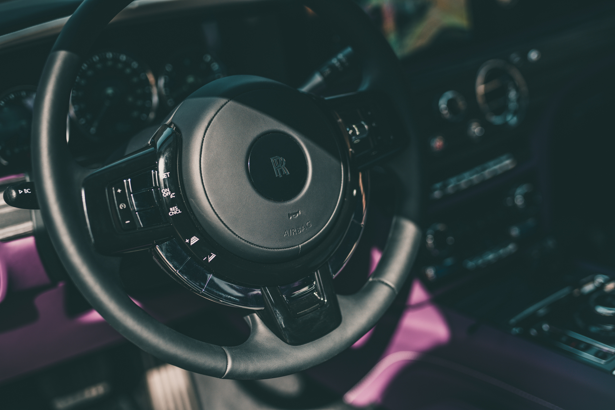 2022款劳斯莱斯古思特白色试驾,劳斯莱斯全新古思特驾驶感受