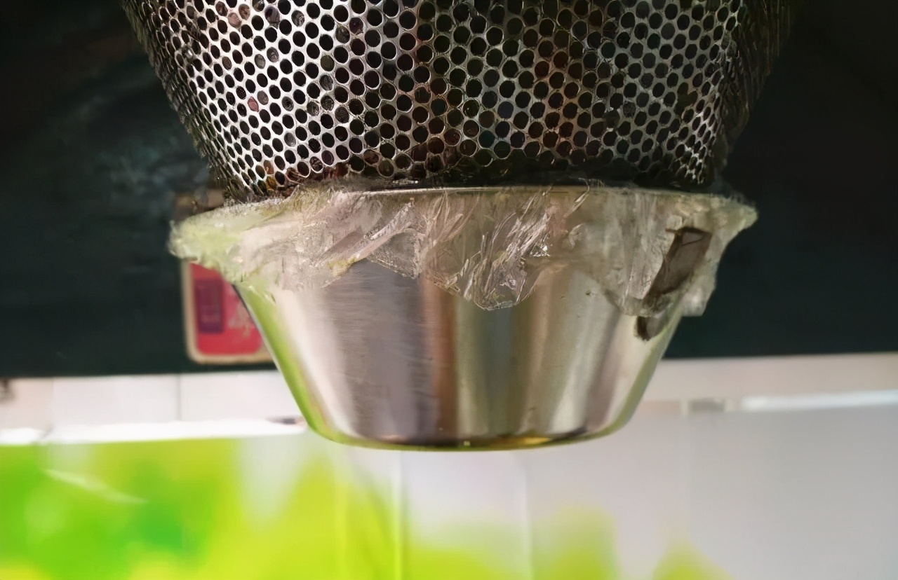 清洗油烟机一喷一擦轻松搞定,用什么洗剂清洗油烟机最快最干净