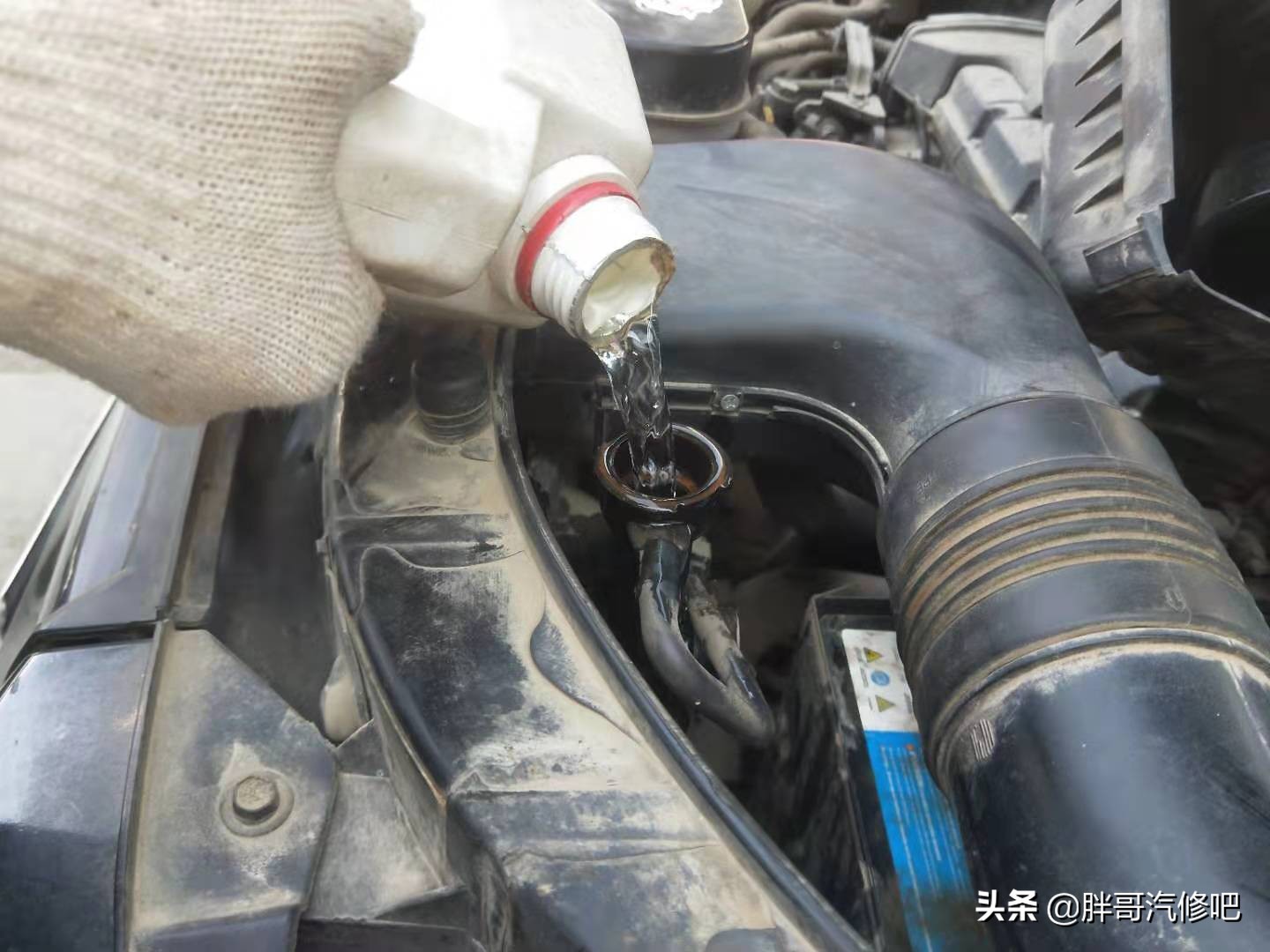 汽车暖风不热清洗暖风水箱管用吗,防冻液用了一段时间没颜色了