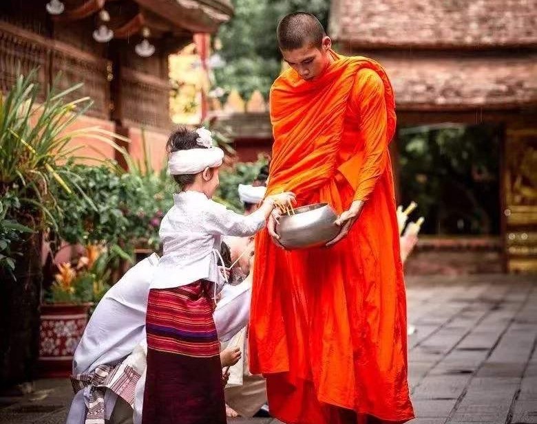 傣族的泼水节来源于神话传说,一年一度傣历泼水节