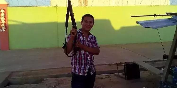 我在非洲开挖机：出门要带AK47，月薪10000+！