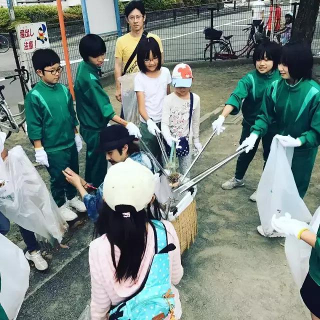 日本街头惊现捡垃圾天团，又酷又中二，网友：我也就看了十几遍吧