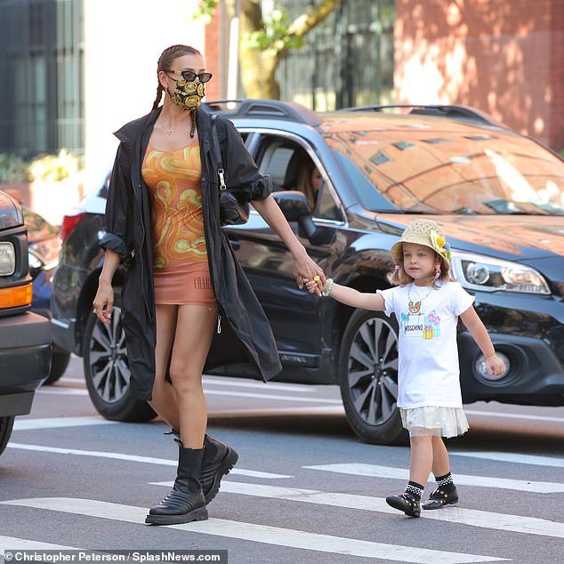 伊莲娜带女儿霸气出街,伊莲娜现身米兰机场