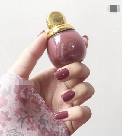 只用一种指甲油来做漂亮的美甲,花钱很少的简单好看的美甲