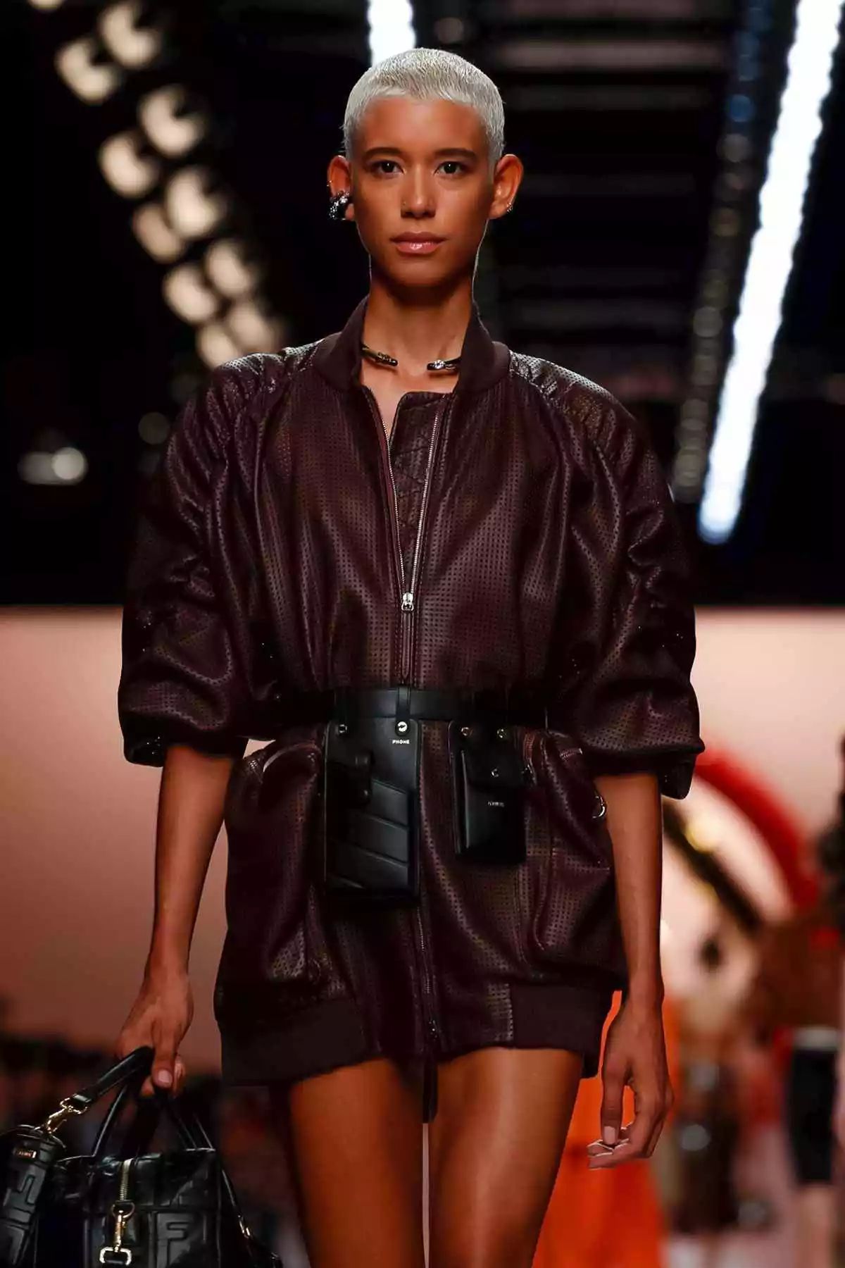 聪明女人秋冬季节也少不了腰带，外穿内搭都可以，明星都喜欢