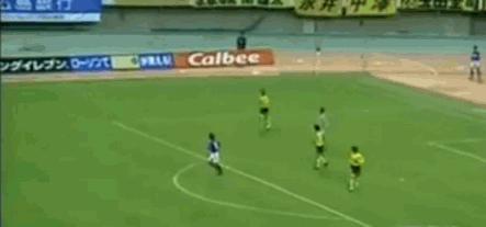 门将爆射乌龙球,门将手抛球乌龙视频