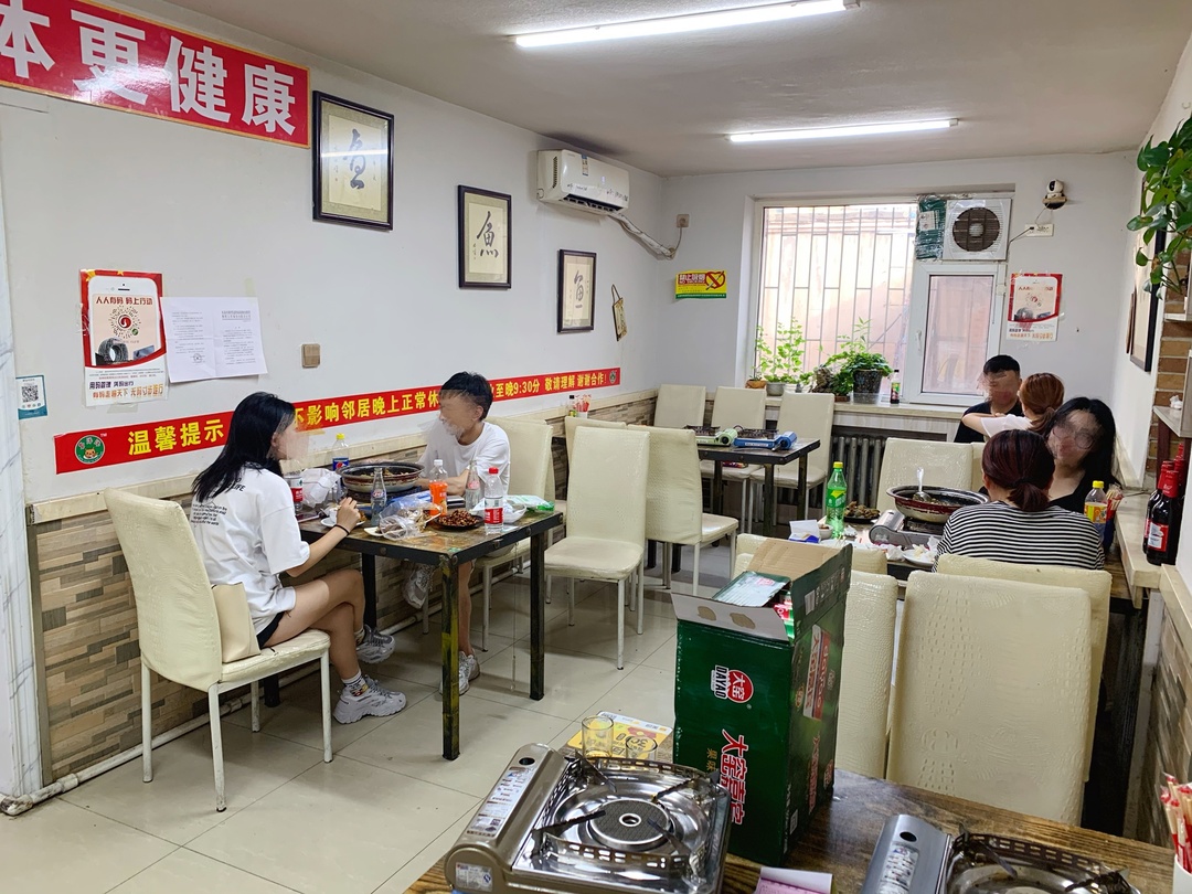 10张桌子的烤鱼店铺需要几个员工,长春市十张桌火锅