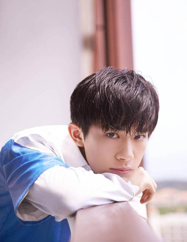 易烊千玺九号电动活动,易烊千玺现身机场穿清爽灰卫衣