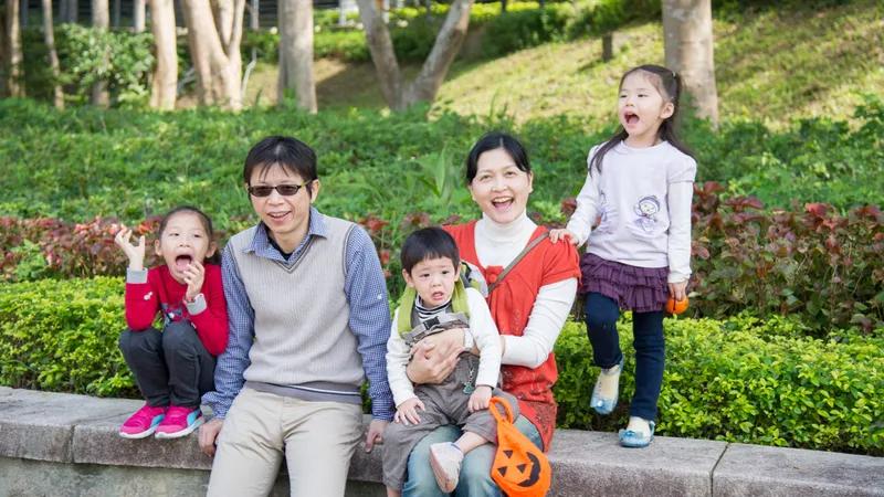 从小父母管教严厉,从小爸爸对我们就很严厉