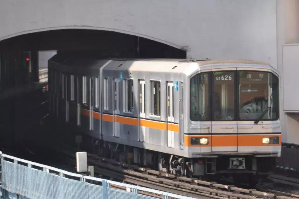 退役地铁被做成自动售货机，在日本就连地铁也要“老年再就业”