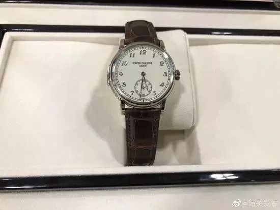 华人回国下飞机行李被海关监管,国外带回来东西在机场被海关扣了