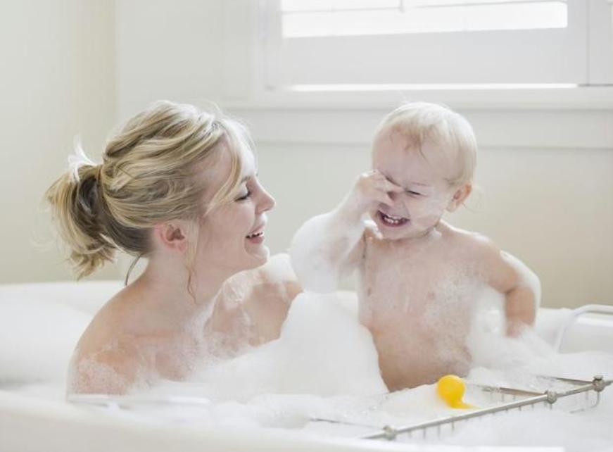 孩子为什么怕洗澡,怎么克服给孩子洗澡恐惧