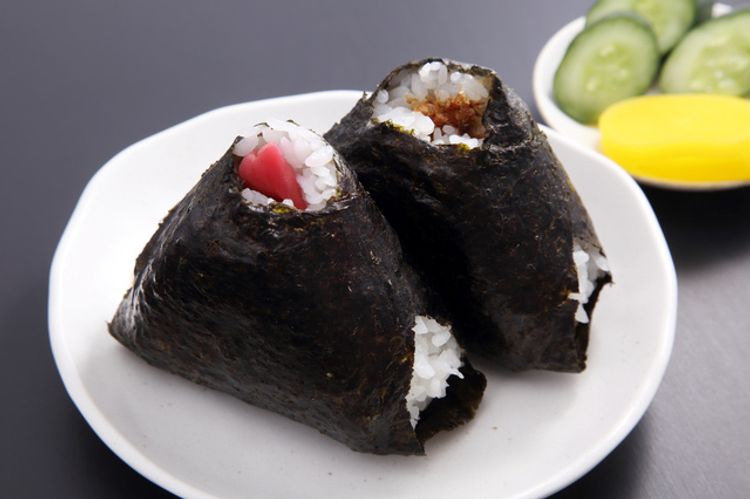 便利店的饭团怎么完整的取下来,便利店的那种饭团包装怎么打开