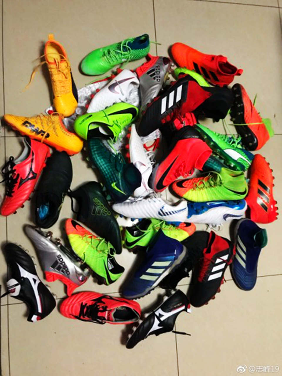 enjoyz儿童足球鞋,看足球鞋测评该看谁