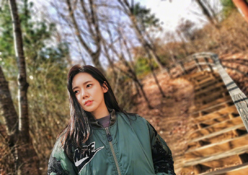 因《回家的诱惑》红遍中国，今穿棒球服配百褶裙，41岁依旧少女