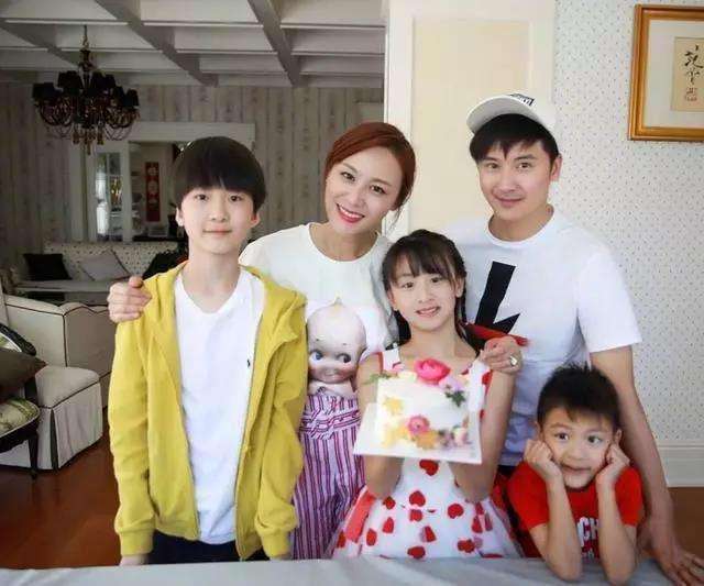 有种“公平”叫陆毅的女儿，姐妹俩如同复制粘贴，大长腿成功吸睛