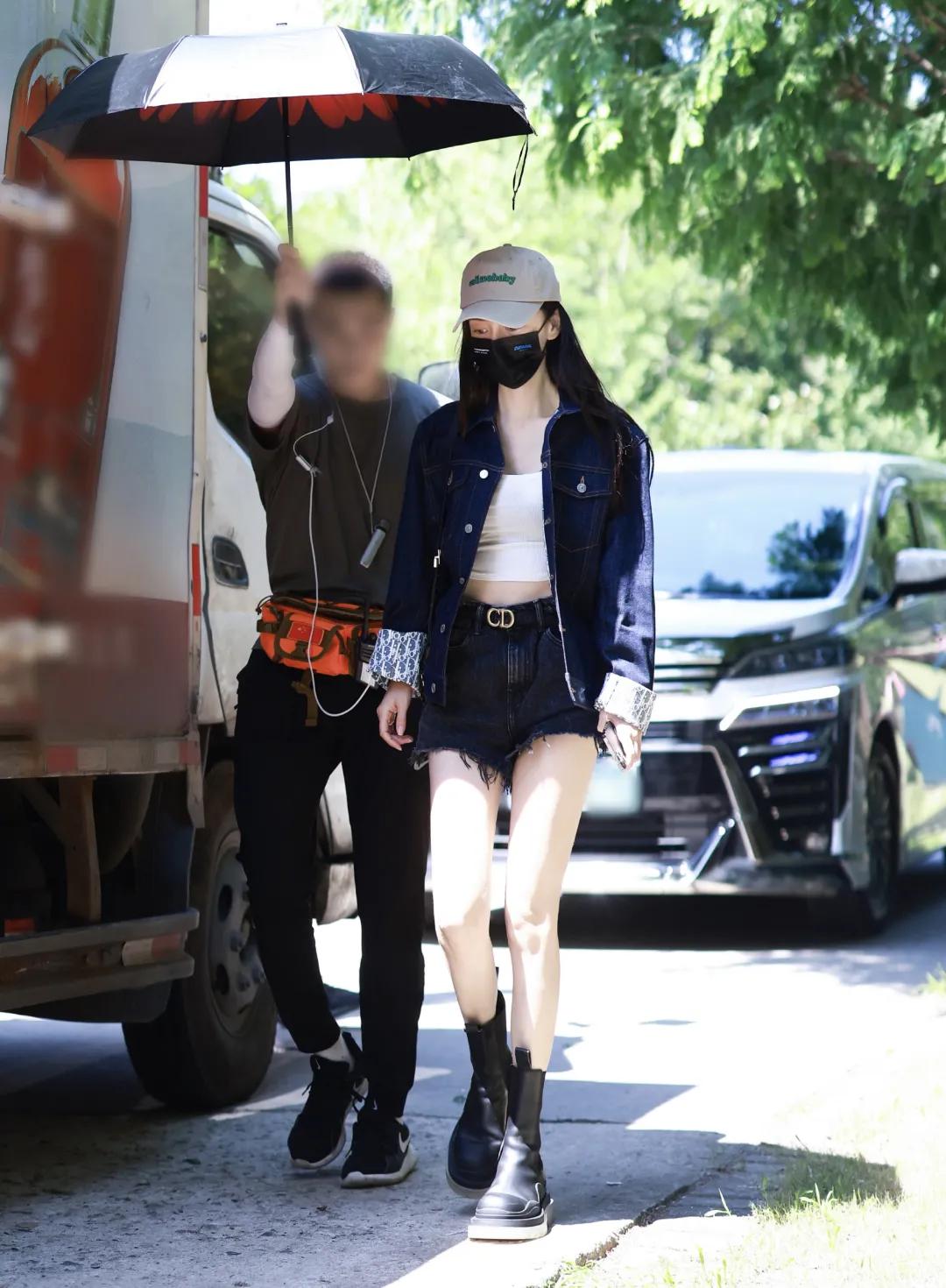 杨幂穿连体短裤时尚大片,杨幂现身粉色风衣配短裤