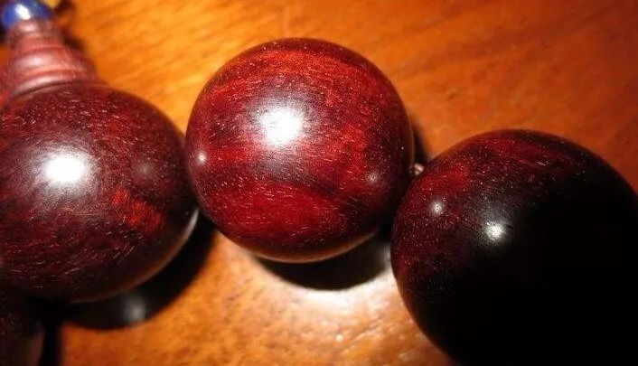 小叶紫檀黑了什么样,小叶紫檀为啥有黑圈