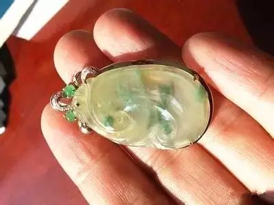 翡翠变黄什么原因引起的呢,翡翠为什么会发黄