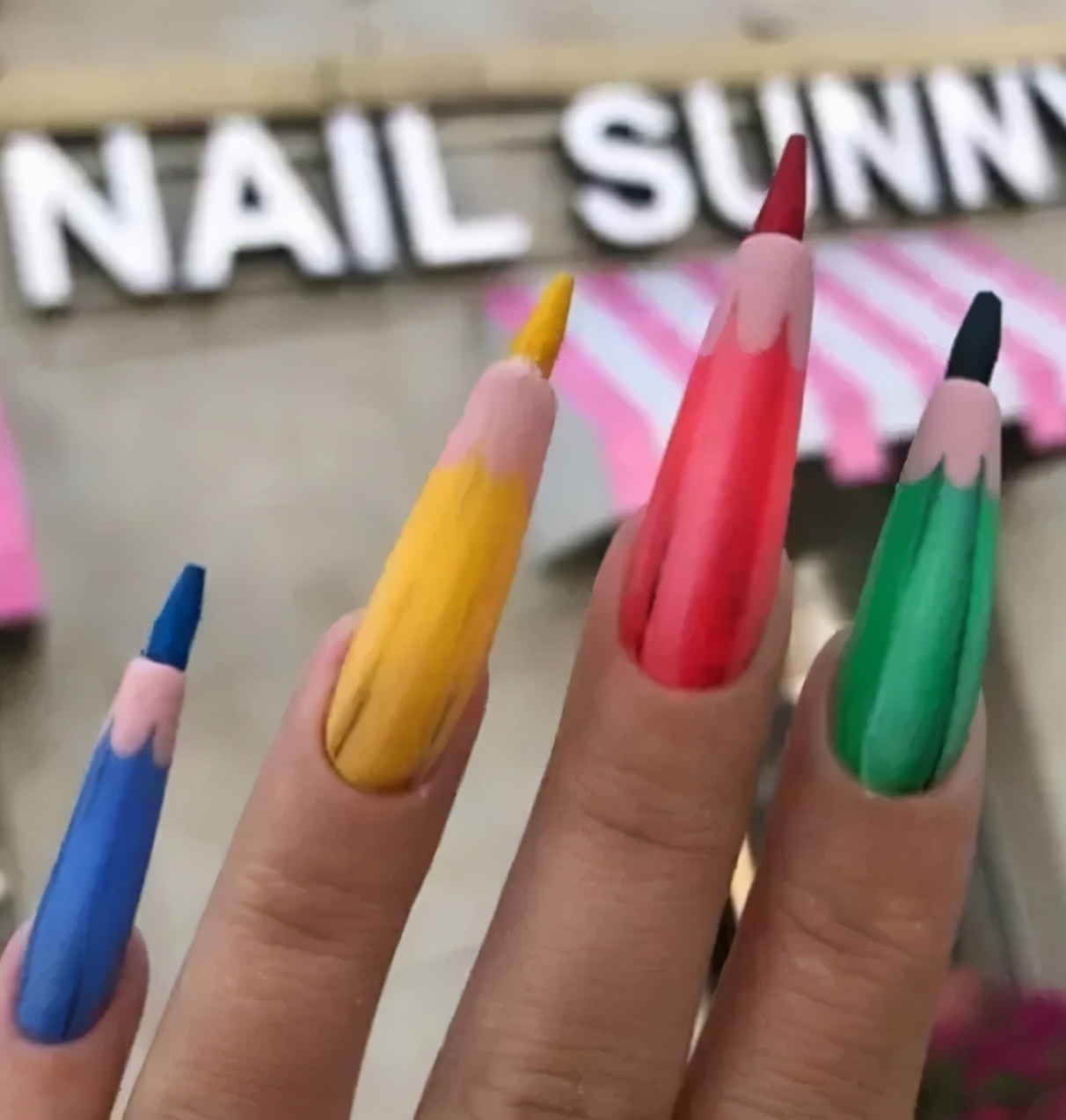 美甲师在吗？我被丑得睡不着觉