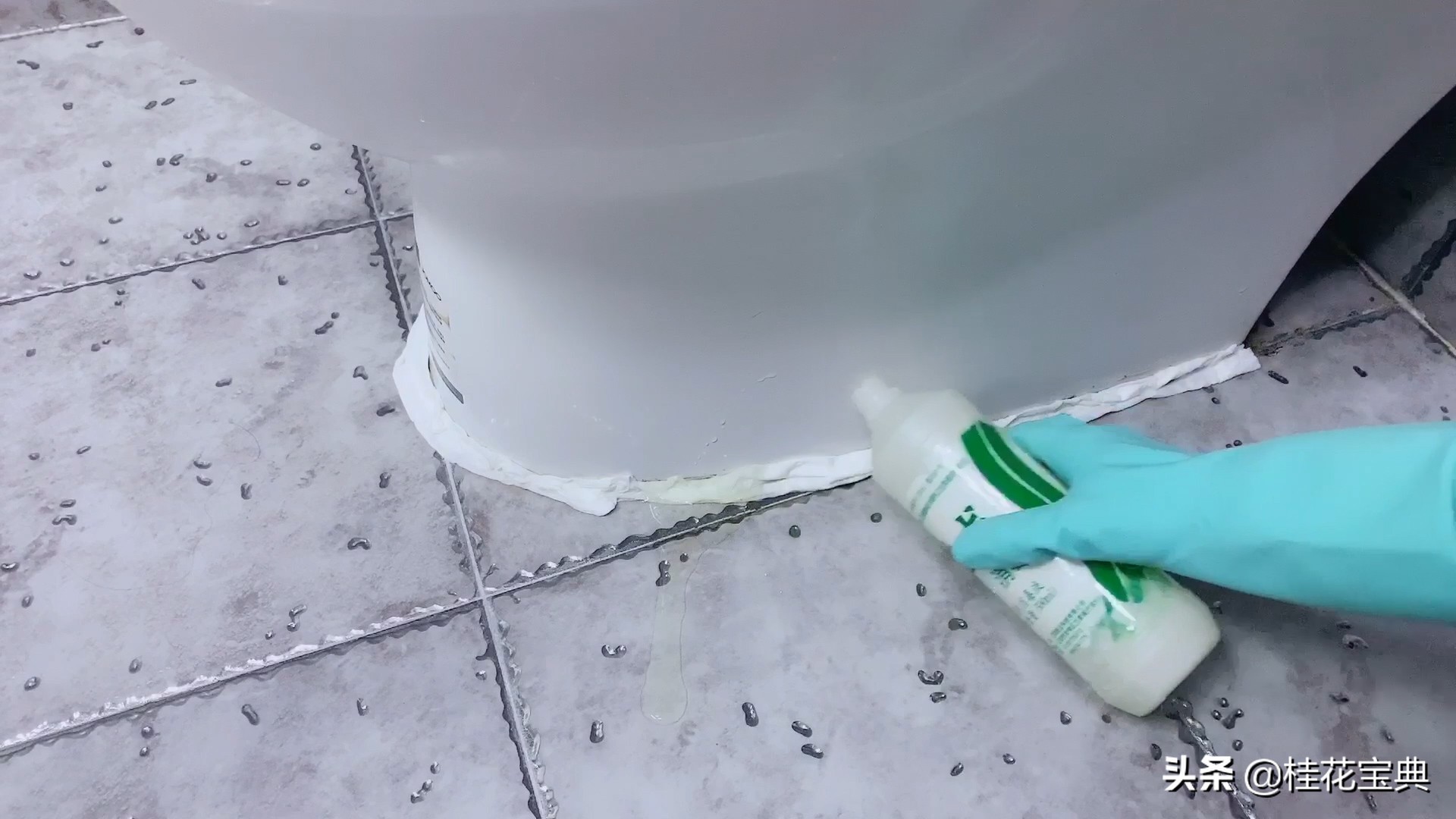 卫生间墙面霉菌,卫生间顶部都是霉菌