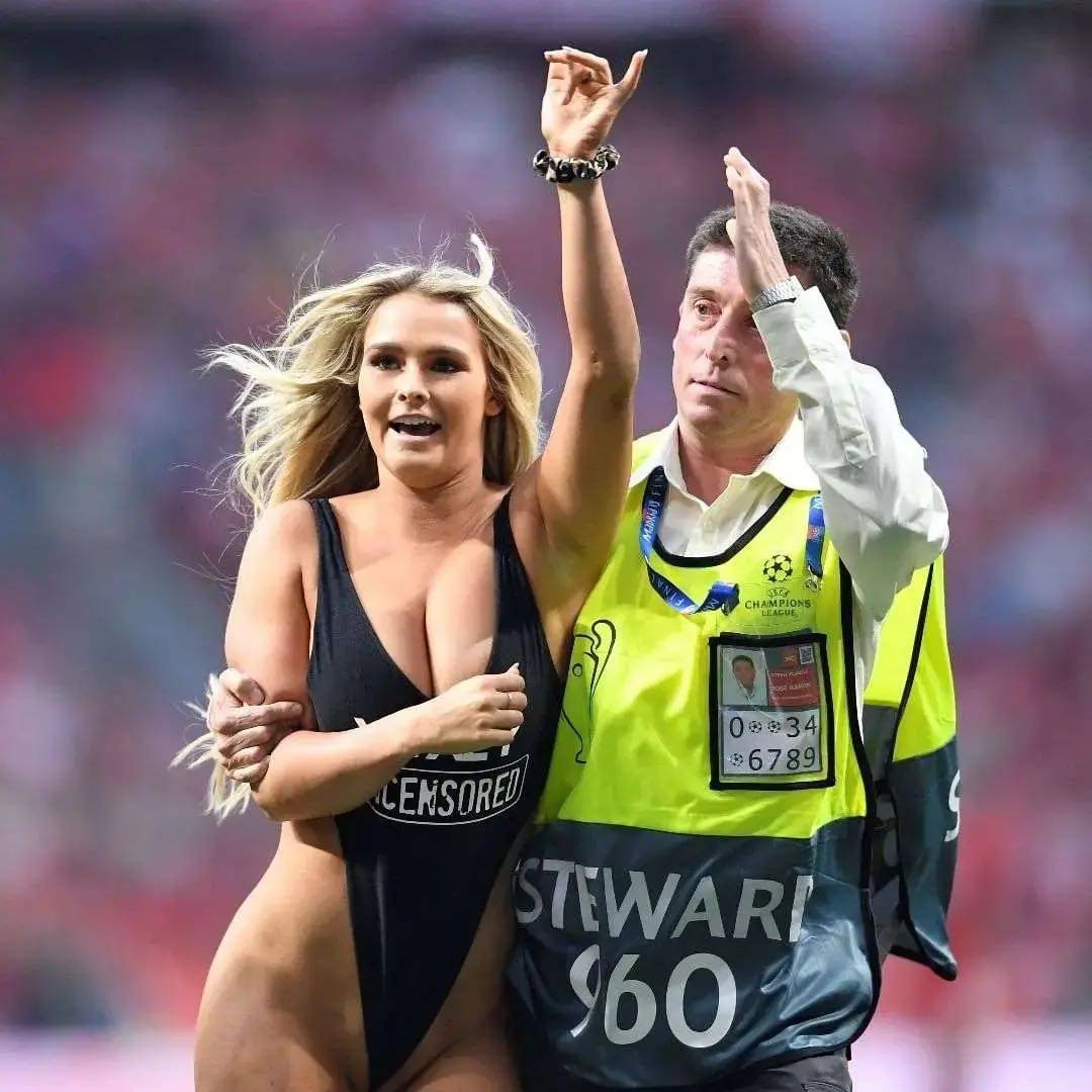 女球迷冲进欧冠决赛场内视频,疯狂的女球迷