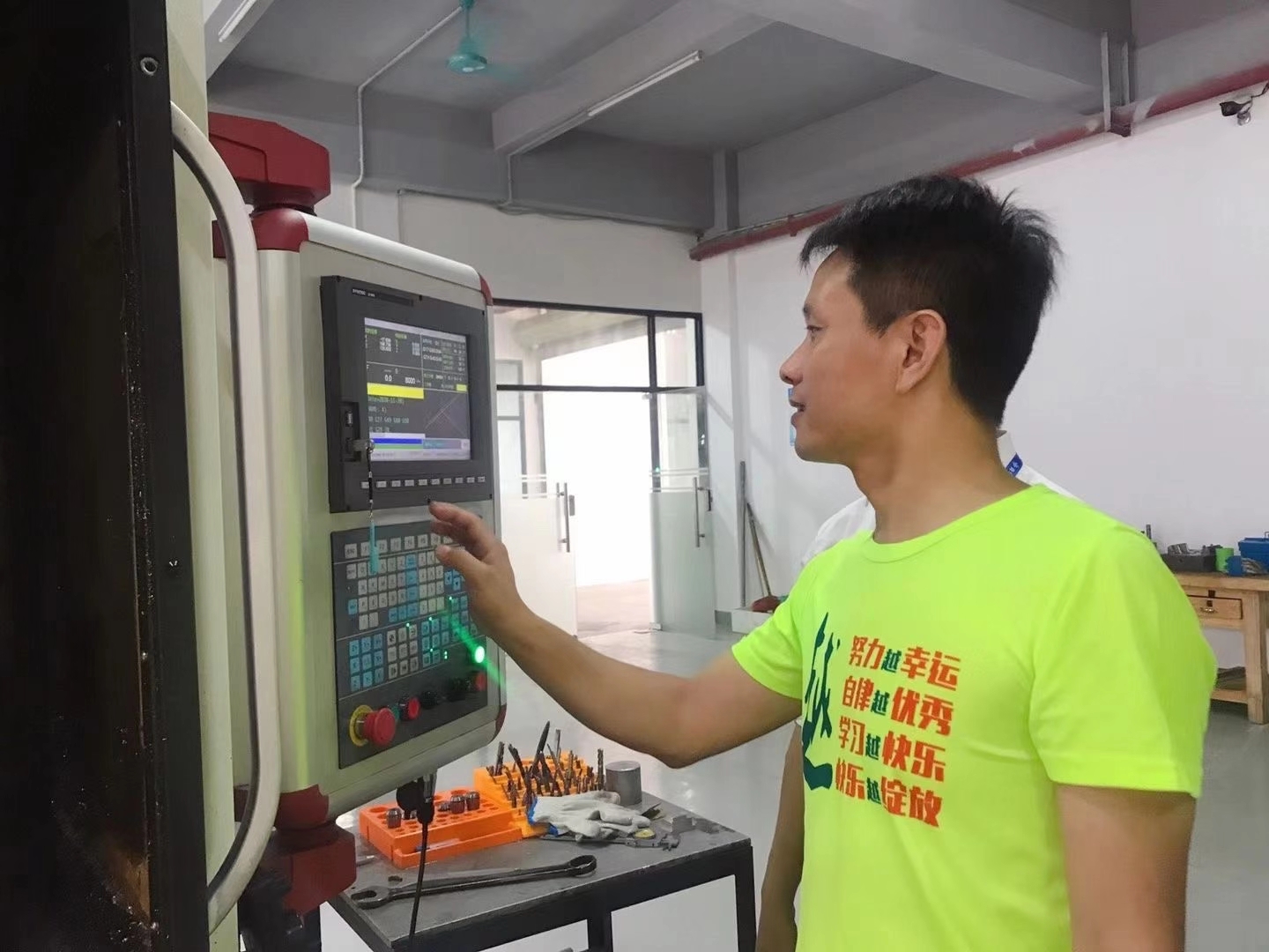 数控激光切割机操作工资一般多少,做数控车床工资一般多少钱一月