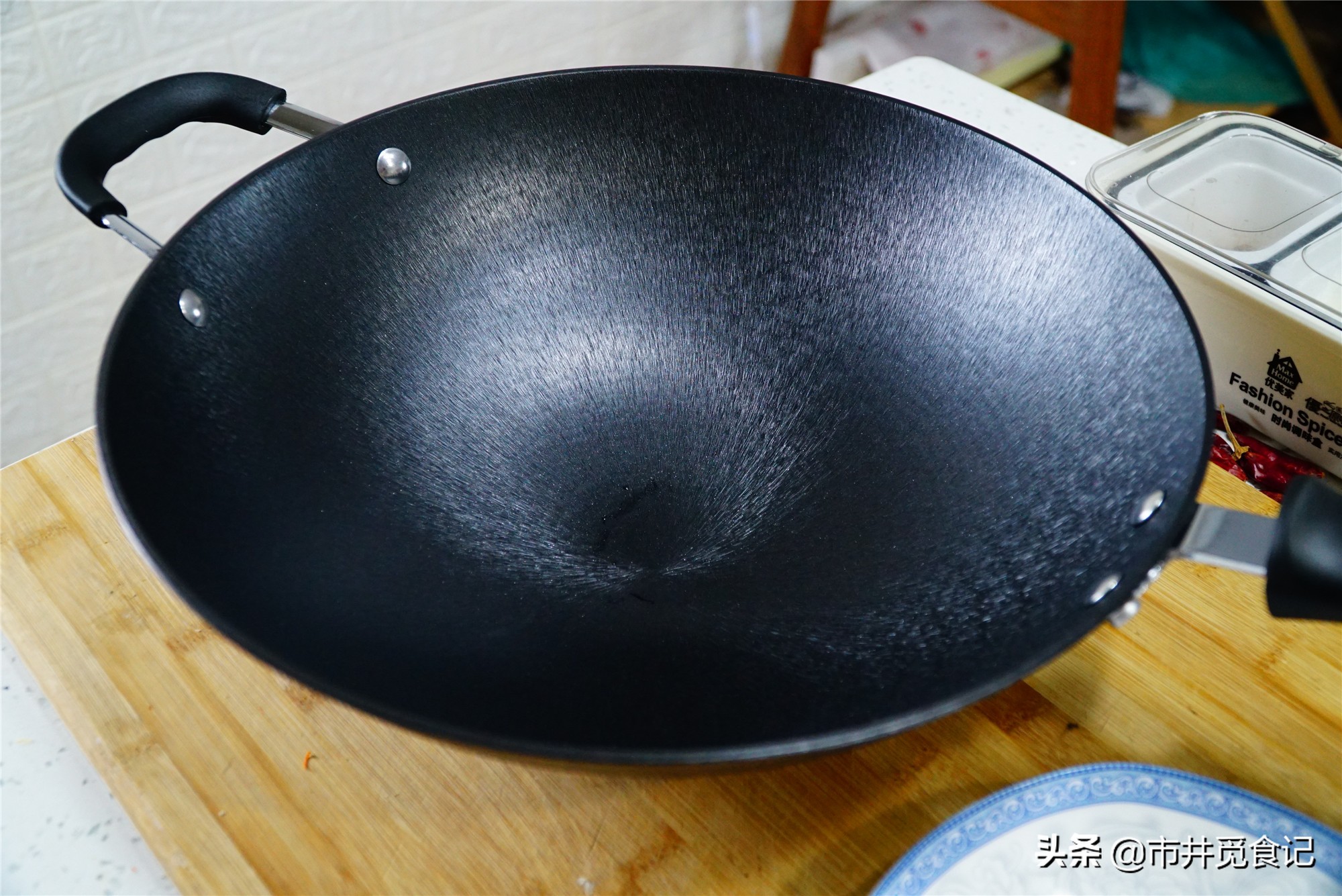 刚买的新铁锅用之前怎么操作,生铁铁锅如何开锅才不生锈不粘锅