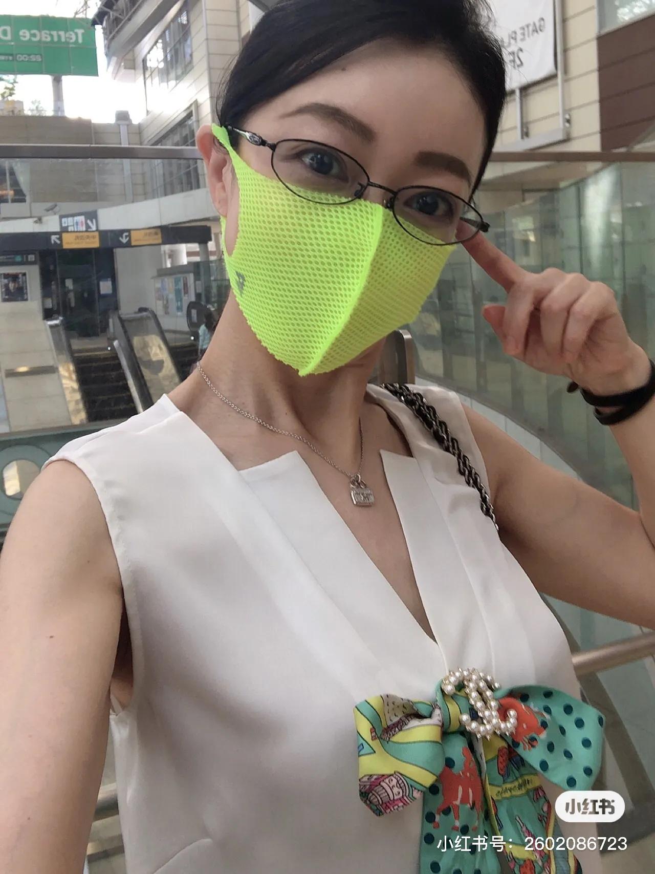 今天来个爱马仕的小丝巾搭配穿搭