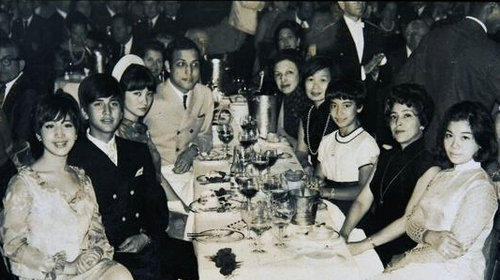 赌王一妻三太照片,风流一生的赌王