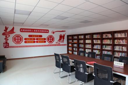 大树底下长草,大树下面长草吗