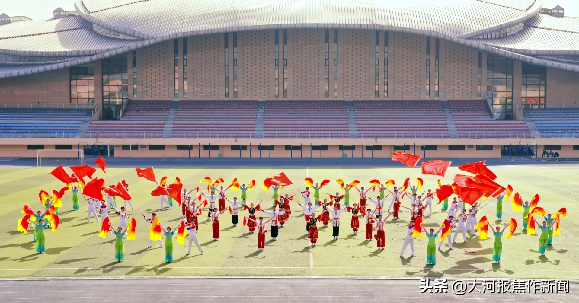 创意起舞，河南理工大学数千大学生再现*党**的百年辉煌