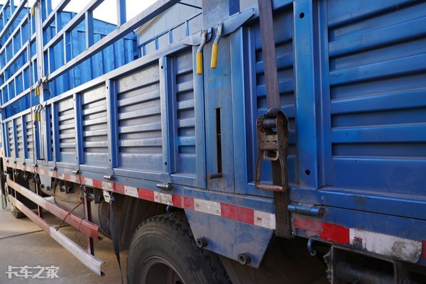 逆变器220伏300瓦变800瓦大货车专用,大功率液晶货车车载逆变器