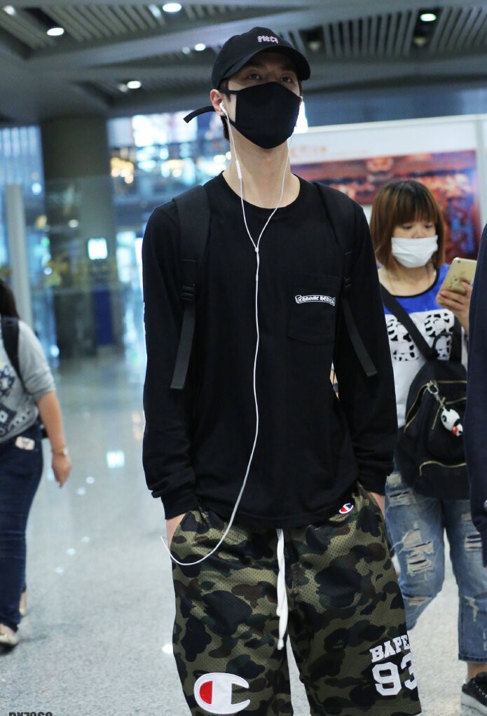 王一博*服私**穿搭来了！终于明白为什么他能成为顶级流量小鲜肉了