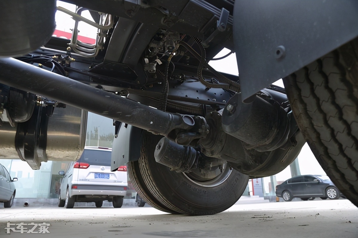 340马力配10挡箱，中短途运输利器，详解东风天龙4x2重卡