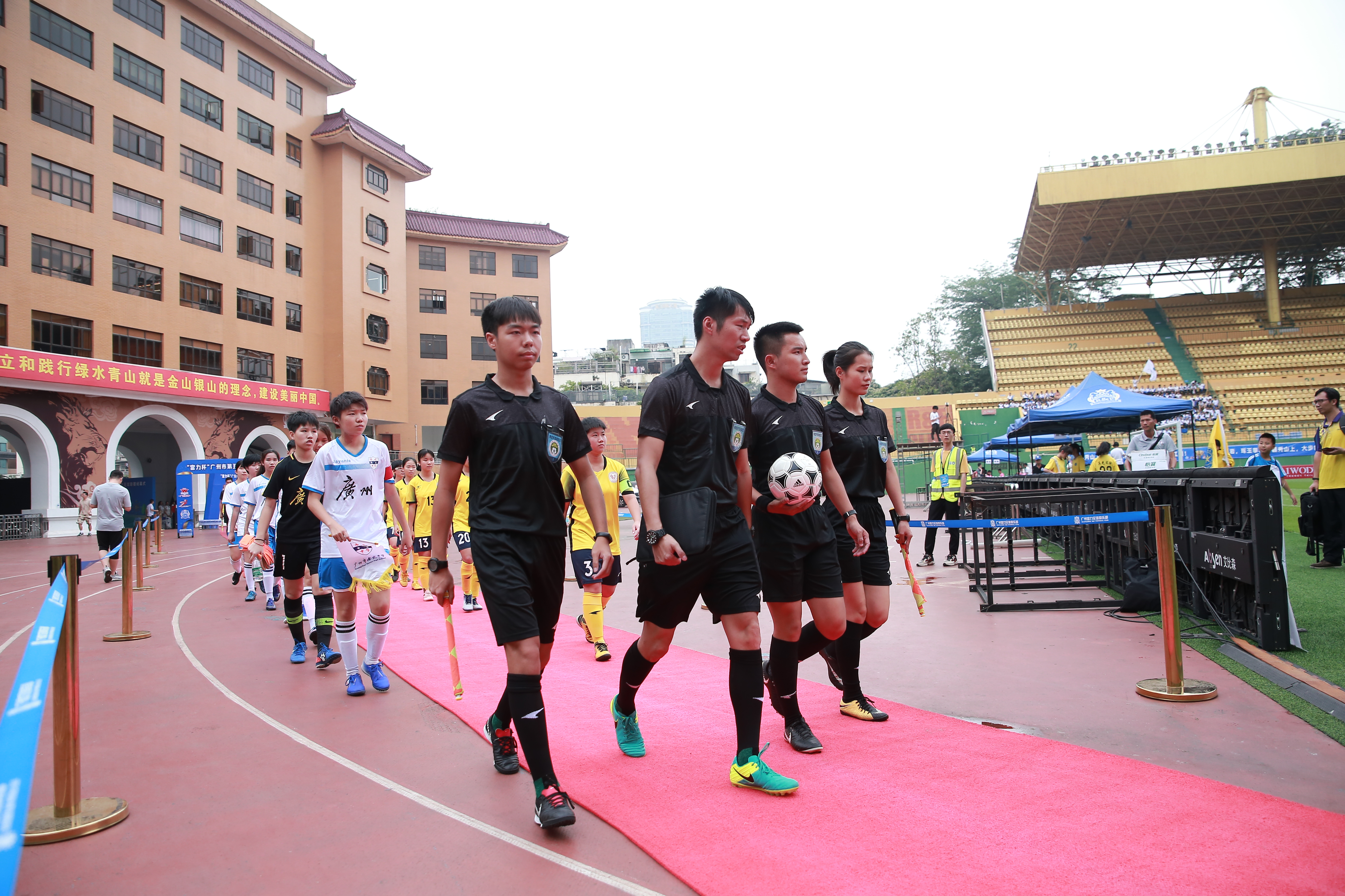 这座城市的小学生联赛很“中超”！专业足球场、近千名观众助威