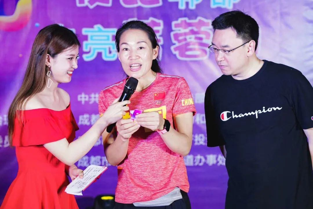 鲜一步播报丨炫酷荧光夜跑“点亮”郫都菁蓉湖畔