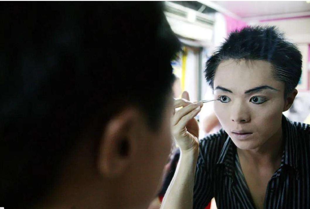 “变性人”李二毛，为爱变“女人”惨遭抛弃，出租屋结束悲惨一生