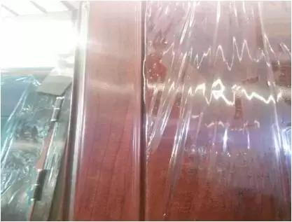防盗门上缝隙不均怎样调,防盗门划掉漆怎么修复