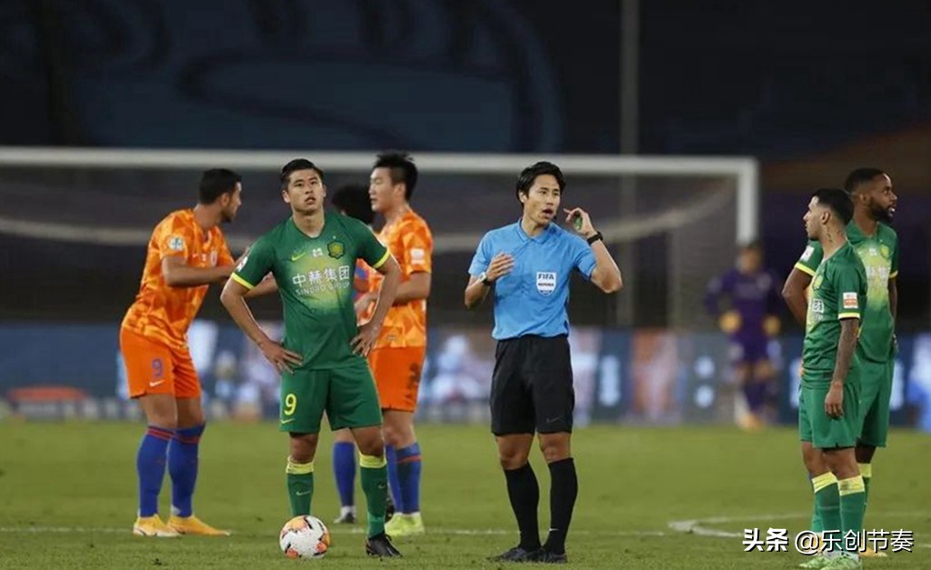 韩国裁判在中超走红！曾在场上救球员一命，听从马宁意见引来争议