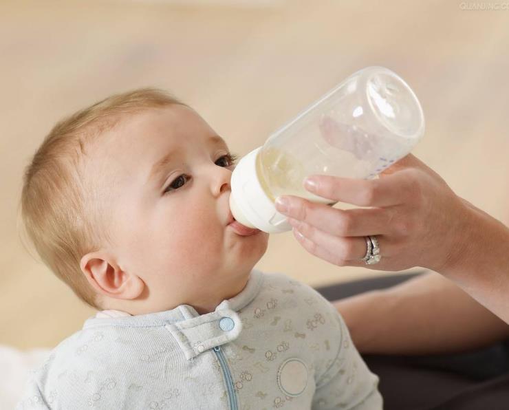 宝宝胀气一直闹怎么办,宝宝经常胀气宝妈要注意什么饮食