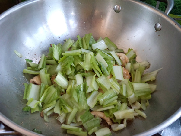 这道菜要常吃美容养颜少女感满满,女生必备的补血养颜的菜