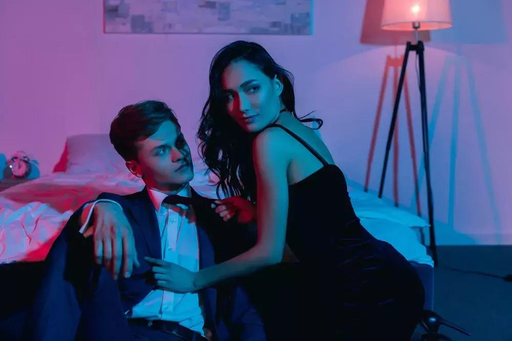 “夜场来钱快，我只做一次就出来”：没有只出一次台的“小姐”